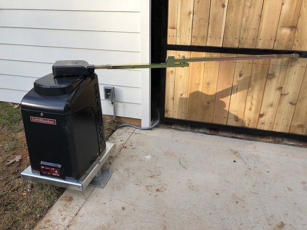 LiftMaster Pad-mount Swing Gate