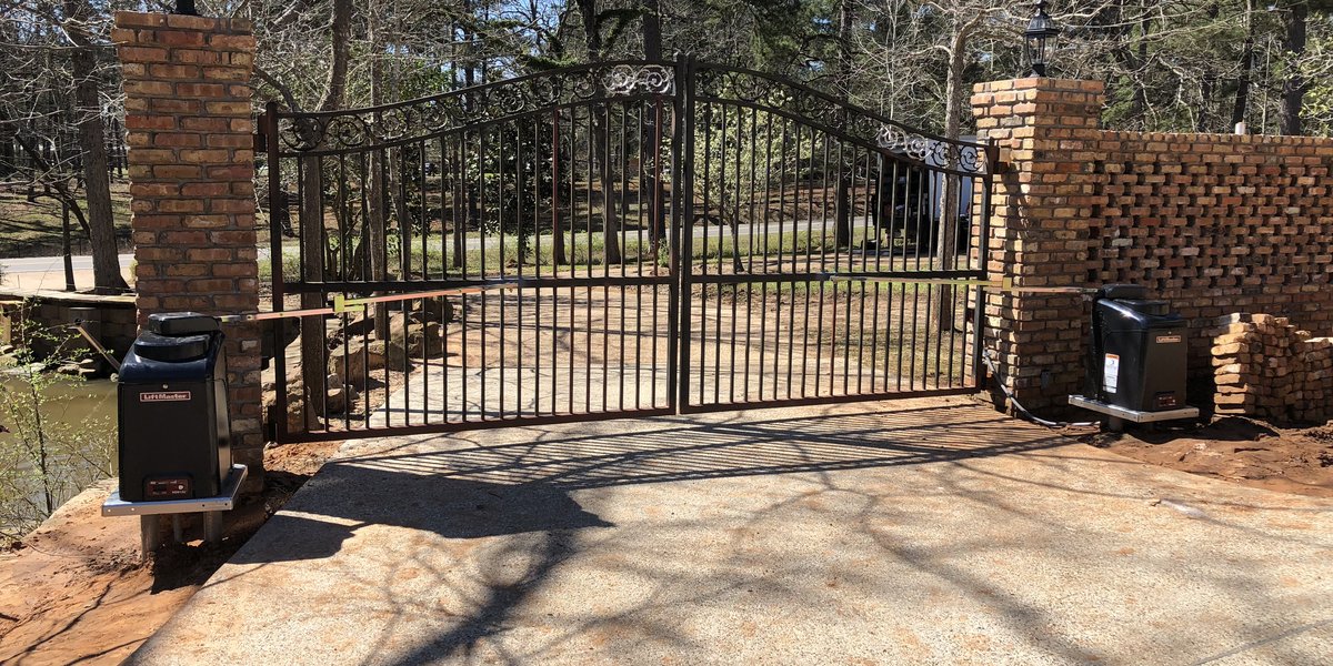 LiftMaster Pad-Mount Swing Gate